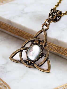 ⭐️ Celtic Knot Pendant Necklace New